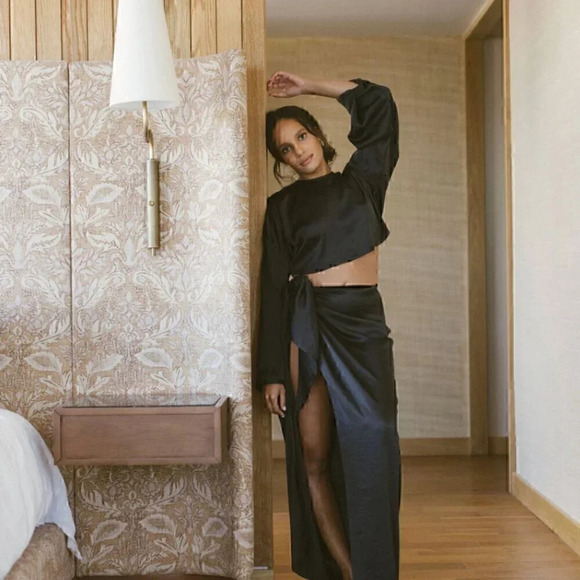 NWT B.FREEDOM Simona Top - Satiny Cropped Long Sleeve Blouse, Size M - Picture 2 of 6